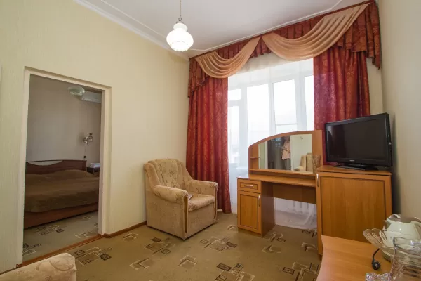 Стандарт двухместный двухкомнатный 1 категории в санатории Тельмана в городе Железноводске - фотография