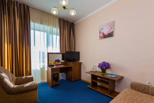 Стандарт двухместный двухкомнатный 1 категории в санатории Тельмана в городе Железноводске - фотография