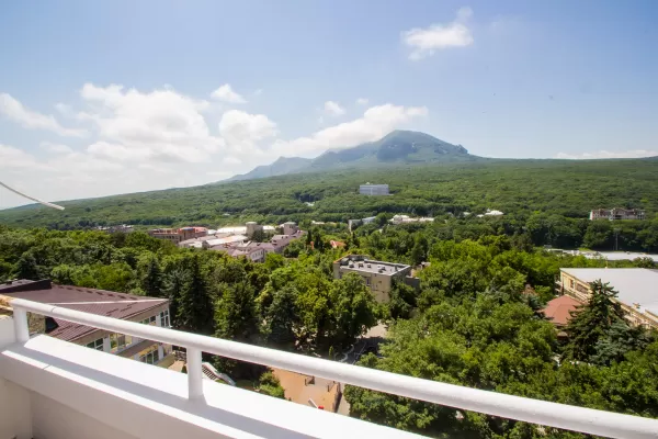 Вид из окна в Люксе двухместном двухкомнатном в санатории Тельмана в городе Железноводске - фотография