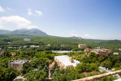 Вид из окна в Стандарте двухместном двухкомнатном 1 категории в санатории Тельмана в городе Железноводске - фотография