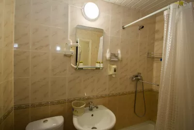 Стандарт двухместный двухкомнатный 1 категории в санатории Тельмана в городе Железноводске - фотография