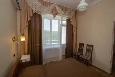 Стандарт двухместный двухкомнатный 1 категории в санатории Тельмана в городе Железноводске - фотография